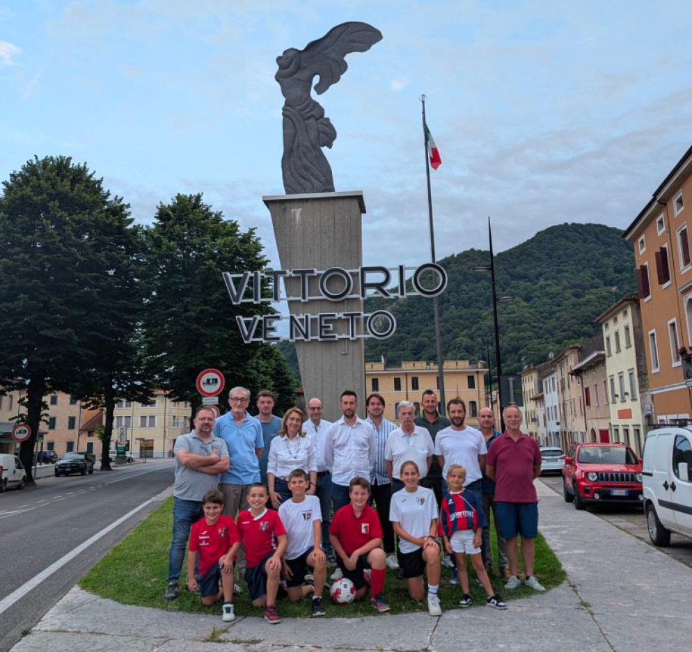 I rappresentanti delle quattro società, con alcuni ragazzini e la sindaca e assessore allo sport Mirella Balzana