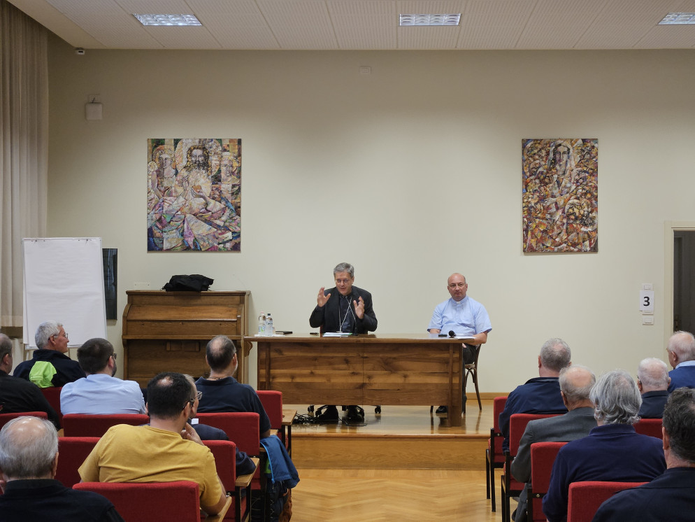 L'incontro del vescovo Riccardo con i parroci della diocesi, in cui è stata data comunicazione delle scelte relative al Seminario diocesano (foto: L'Azione)