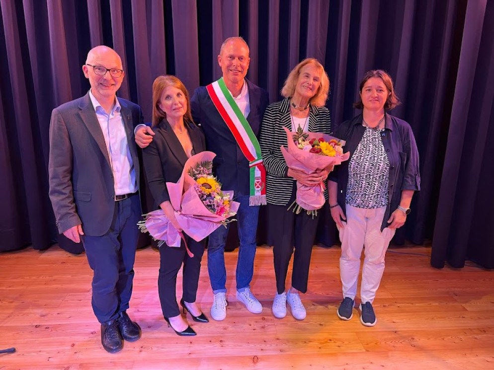 Da sinistra: don Alessio Magoga, di Radio Palazzo Carli, Elena Filini, direttrice del Coro di Stramare, Marco Zanin, vice sindaco di Cison, Antonella Floriani, figlia di Virgilio, e Cristina Munno, consigliera con deleghe alla cultura e artigianato.