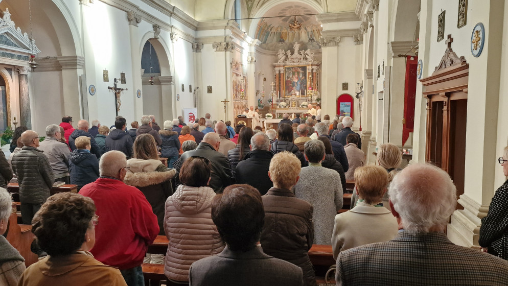 La messa nella bella chiesa di Santo Stefano a Pinidello
