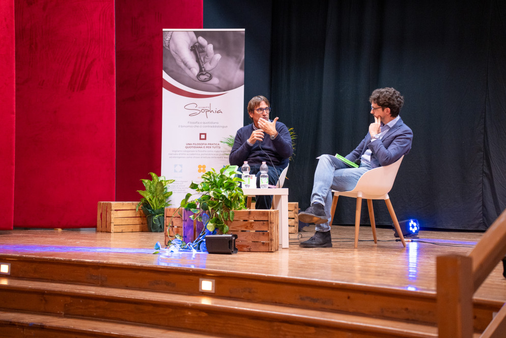 Il prof. Lancini in dialogo con Alessandro Tonon