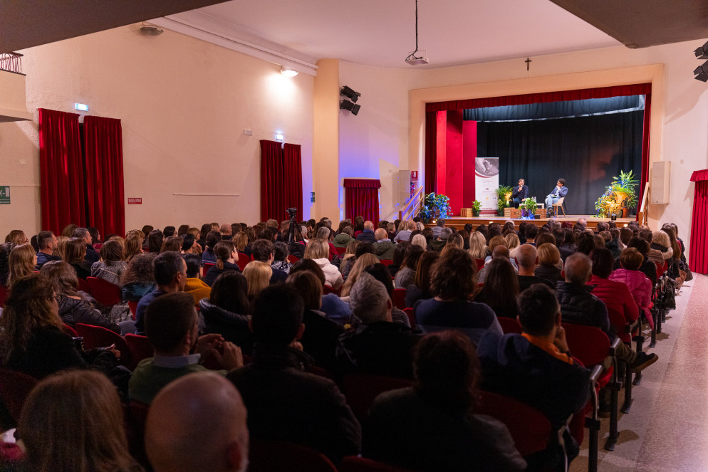 La sala B. Giuliana gremita