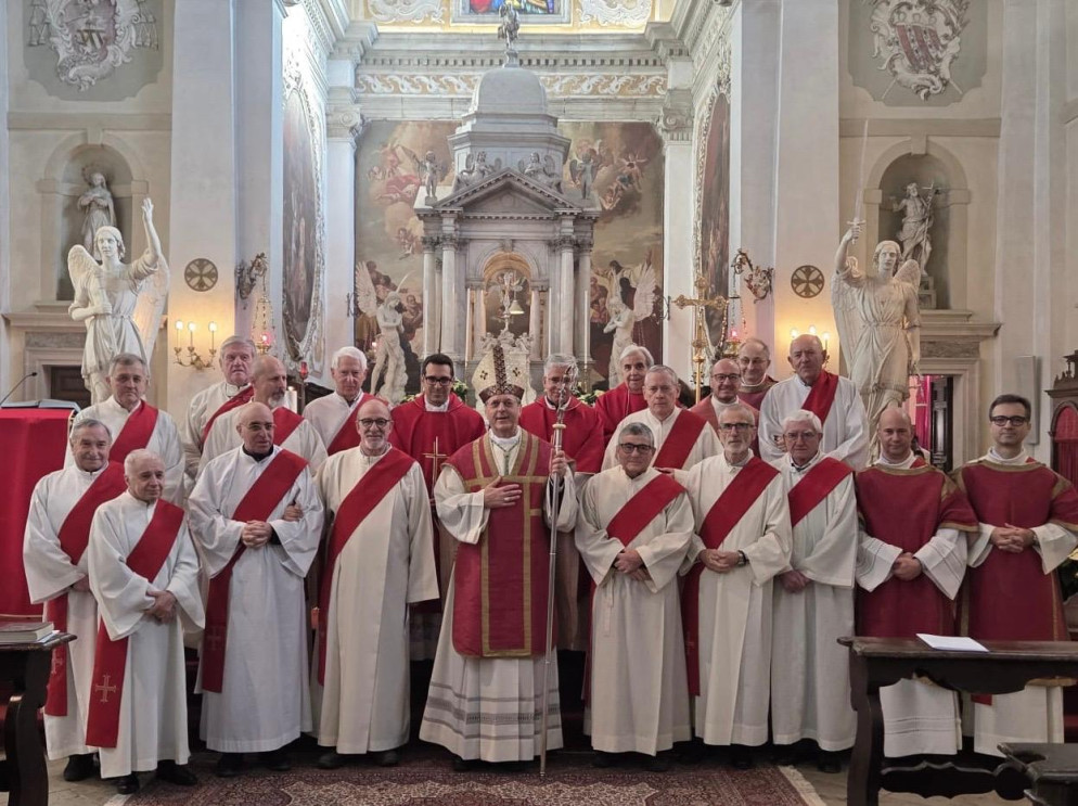 Foto di gruppo dei diaconi permanenti con il vescovo Riccardo