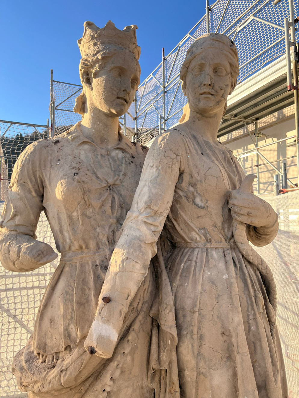 Le statue di Marco Casagrande sulla tetto della chiesa di Cison ripulite in occasione dei lavori di sistemazione della copertura