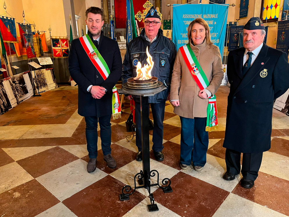 I rappresentanti delle associazioni combattentistiche e d'arma (che gestiscono il Sacrario delle bandiere) con i sindaci di Revine Lago e Vittorio Veneto, davanti alla Fiaccola della Pace